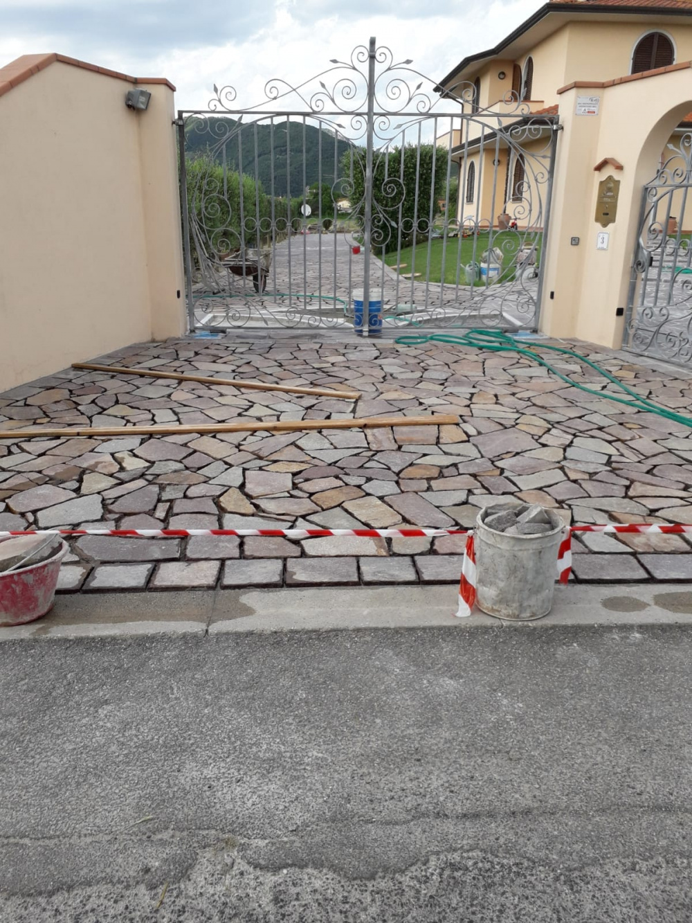 Mosaico di porfido colore misto fascia perimetrale piastrella cm 20 a correre