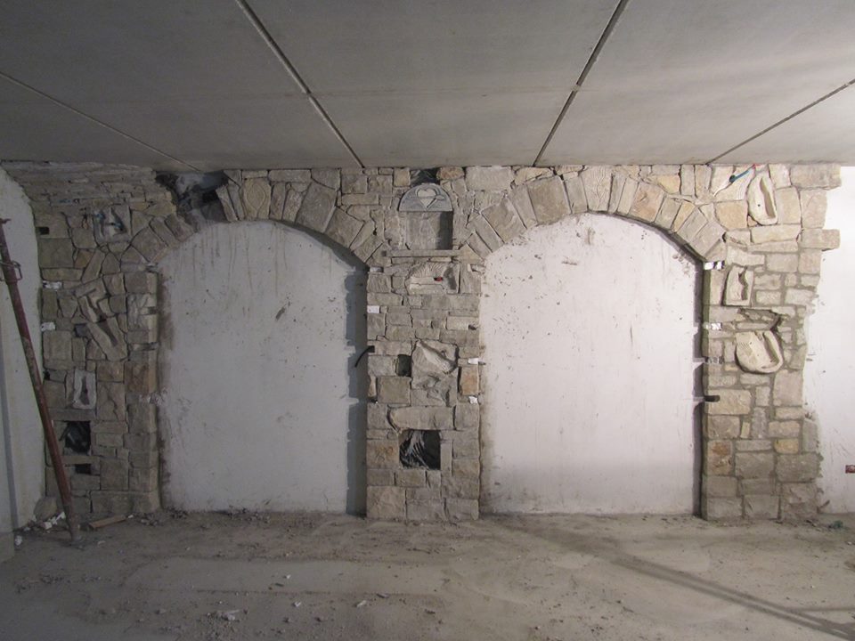 Pietra di Credaro, Anselmi ha creato nella pietra alloggiamenti per inserire ricordi del cliente
