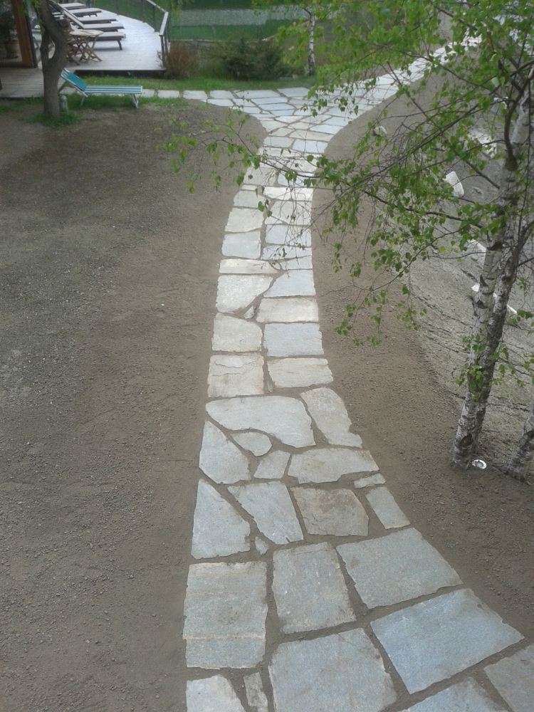 Mosaico gigante in pietra di Luserna adatta per camminamenti a verde