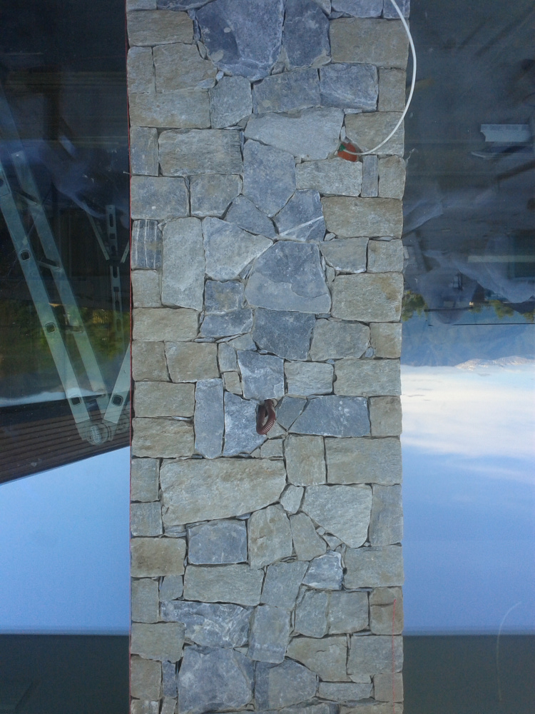 Rivestimento colonna pietra di Luserna piano naturale lati tranciati