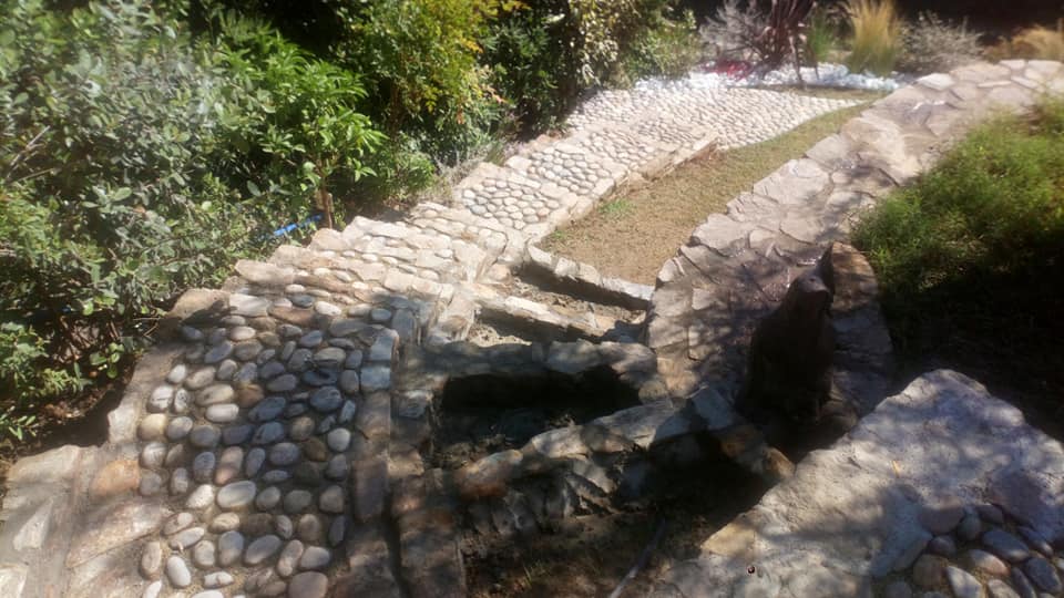 Ciottolo di Porfido cm 6/8 commento resinato pavimento completamente drenante, contorno scale pietra di Langa