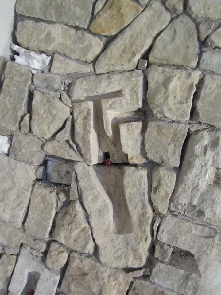 Pietra di Credaro lavorazione a secco con pietra scolpita per inserire utensili e bottiglie