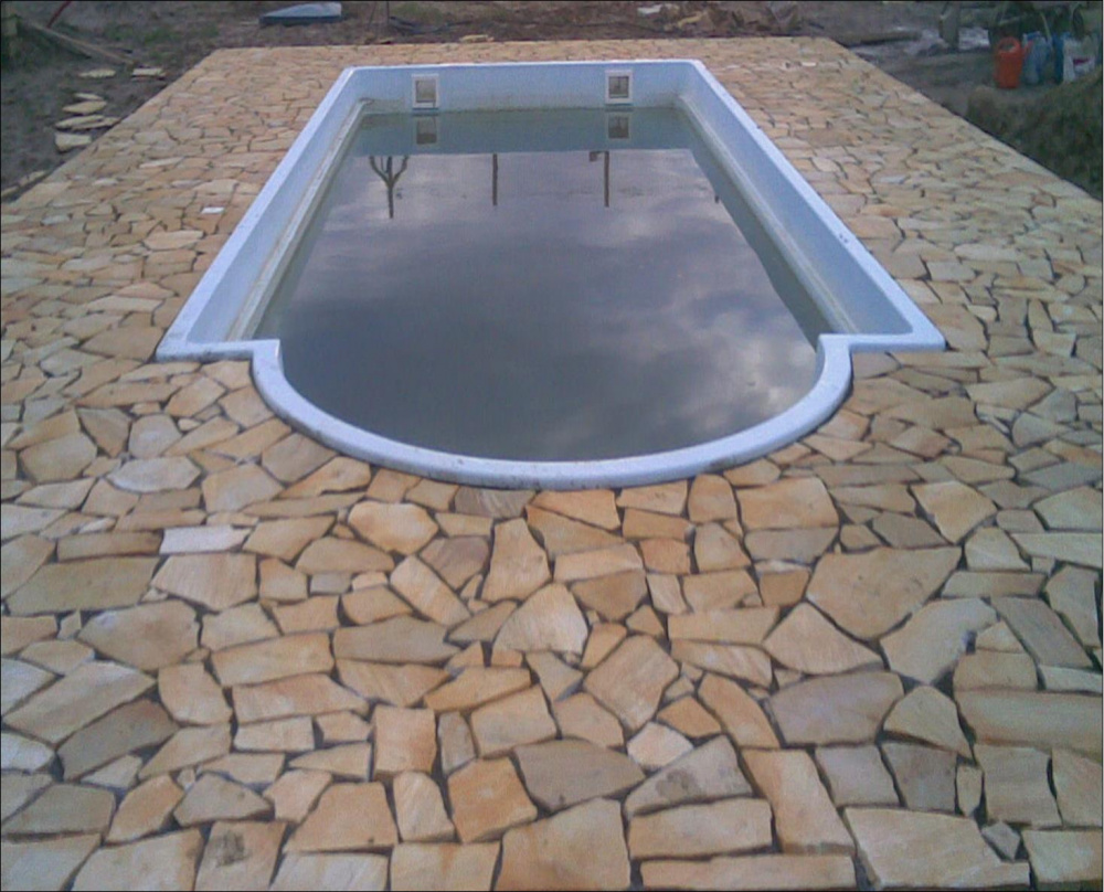 Pietra di Quarzite Brasiliana adatta pavimentare le piscine non assorbe completamente il calore e diventa piacevole camminare a piedi scalzi