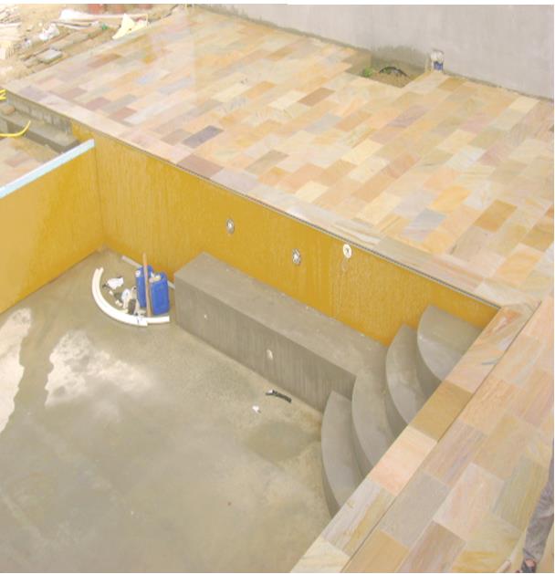 Bordo piscina calibrato cm 3 lavorazione a toro. Quarzite Brasiliana è adatta per le pavimentazioni delle piscine grazie alla bassa conducibilità termica