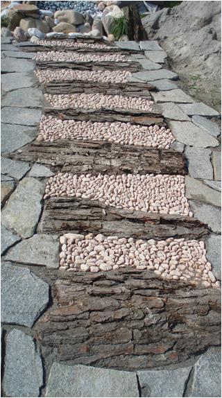 Scale fatte di corteccia ai lati pietra di Luserna, riempimento ciottolo rosso Verona