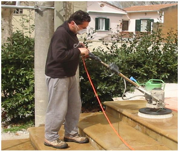pulizia pavimenti con macchhinario
